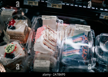 Beaverton, Oregon - Oct 31, 2019: bunte Kuchen auf Anzeige zum Verkauf verpackt bei Safeway amerikanische Supermarktkette Stockfoto