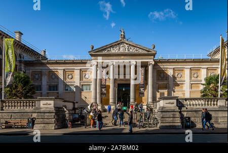 Die Fassade des Ashmolean Museum of Art and Archaeology in der Beaumont Street, Oxford, Großbritannien. Es ist das weltweit erste Universitätsmuseum. Stockfoto