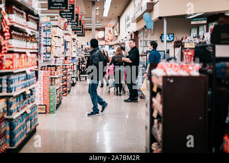 Beaverton, Oregon - Oct 31, 2019: Kunden einkaufen im Safeway Supermarkt Kette in Oregon Stockfoto
