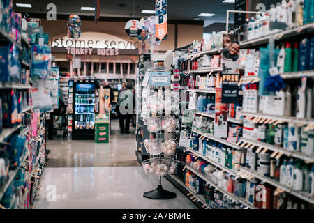 Beaverton, Oregon - 31.Oktober 2019: regalreihen mit Lebensmitteln in amerikanischen Safeway Supermarkt, Oregon Stockfoto