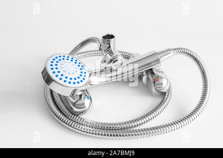 Wasser Mixer und Duschkopf für Badezimmer. Leitungswasser von Chrom Material auf weißem Hintergrund. Stockfoto