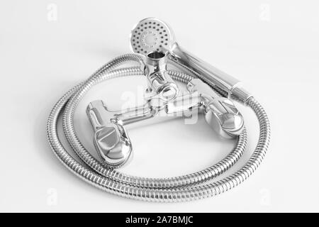 Wasser Mixer und Duschkopf für Badezimmer. Leitungswasser von Chrom Material auf weißem Hintergrund. Stockfoto