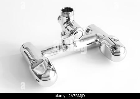 Leitungswasser von Chrom Material auf weißem Hintergrund. Stockfoto