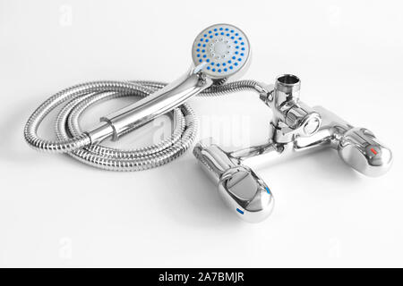 Wasser Mixer und Duschkopf für Badezimmer. Leitungswasser von Chrom Material auf weißem Hintergrund. Stockfoto