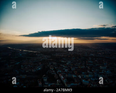 Antenne Zeitraffer von Prag im Herbst klarer Himmel sonniger Tag mit Namesti Miru an der Rückseite Stockfoto