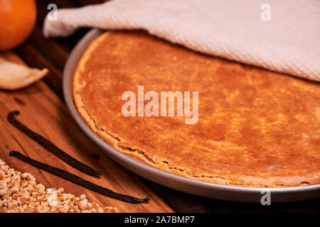 Warmen hausgemachten italienischen Ricotta Käsekuchen mit gehackten kandierten Orangenschalen auf Holz- Hintergrund. Italienisches Rezept. Stockfoto