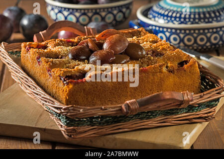 Polnische Pflaumenkuchen. Placek z Sliwkami. Polen Essen Stockfoto