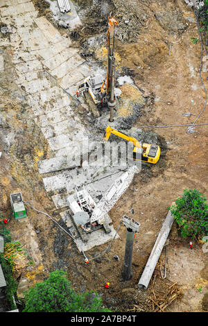 Luftaufnahme von konkreten Bohrpfahlgründung Arbeit auf einer Baustelle. Stockfoto