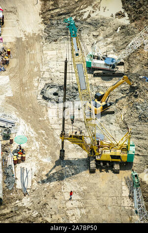 Luftaufnahme von konkreten Bohrpfahlgründung Arbeit auf einer Baustelle. Stockfoto