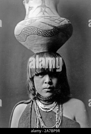 Edward S. Curits Native American Indians - San Ildefonso Mädchen mit grossen Krug auf dem Kopf ausgeglichen. 1927 Stockfoto