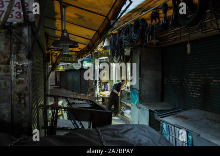 Ein ladenbesitzer schließen sein Geschäft für den Tag in einem der Dongdaemun Market Street in Seoul, Südkorea. Stockfoto