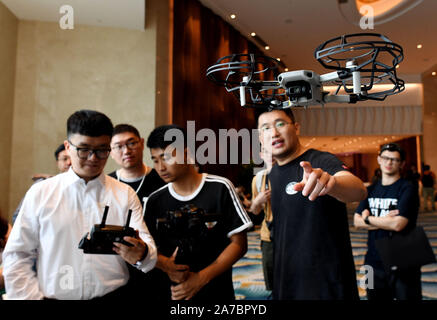 Peking, China Hainan Provinz. 31 Okt, 2019. Ein Mann erlebt die Mavic Mini drone während eine neue Produkteinführung Veranstaltung von DJI, einem berühmten chinesischen Drone, Sanya, South China Hainan Provinz, Okt. 31, 2019 vorgestellt. DJI offiziell stellte seinen neuen drone Produkt von Mavic Mini Mittwoch. Bei einem Gewicht von nur 249 g, das DJI Mavic Mini faltbar ist, Palm und mit austauschbaren Lithium-Ionen-Akku verspricht 30 Minuten Flugzeit auf einer einzigen Ladung ausgelegt. Credit: Zhao Yingquan/Xinhua/Alamy leben Nachrichten Stockfoto