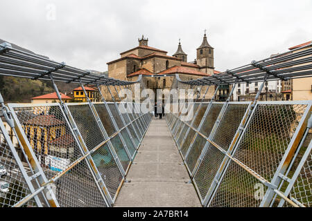 Cangas del Narcea, Spanien. Die Stiftskirche St. Maria Magdalena, gesehen von der Puente Colgante (Hängebrücke) Stockfoto