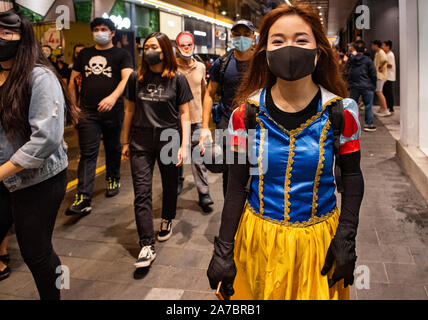 Hongkong, China. 31 Okt, 2019. Eine Demonstrantin gekleidet, wie Disney Princess tragen eine schwarze Maske während der Rallye. Die demonstranten an Halloween März in Hong Kong Island trotz Polizei verbotene Kundgebungen und sie während der Nacht zu konfrontieren. Credit: SOPA Images Limited/Alamy leben Nachrichten Stockfoto