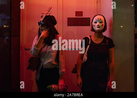 Hongkong, China. 31 Okt, 2019. Die Demonstranten tragen Masken in Causeway Bay, Hong Kong. Die demonstranten an Halloween März in Hong Kong Island trotz Polizei verbotene Kundgebungen und sie während der Nacht zu konfrontieren. Credit: SOPA Images Limited/Alamy leben Nachrichten Stockfoto