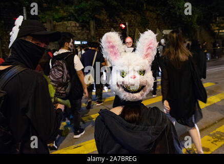 Hongkong, China. 31 Okt, 2019. Eine Demonstrantin tragen ein Häschen Maske im Central District, Hongkong. Die demonstranten an Halloween März in Hong Kong Island trotz Polizei verbotene Kundgebungen und sie während der Nacht zu konfrontieren. Credit: SOPA Images Limited/Alamy leben Nachrichten Stockfoto