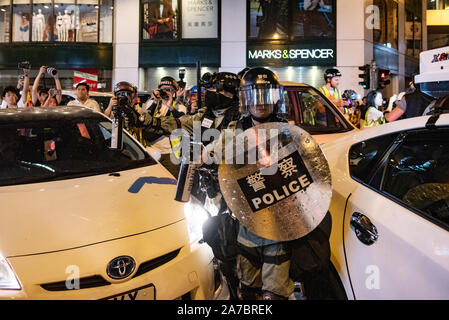 Hongkong, China. 31 Okt, 2019. Polizei droht Demonstranten mit Pfefferspray in Central District, Hongkong. Die demonstranten an Halloween März in Hong Kong Island trotz Polizei verbotene Kundgebungen und sie während der Nacht zu konfrontieren. Credit: SOPA Images Limited/Alamy leben Nachrichten Stockfoto