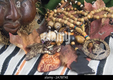 Afrikanische Artefakte und Schmuck aus Kamerun, juju Befugnisse und schwarze Magie Stockfoto