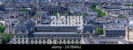 Paris, Blick auf die typischen Dächer der französischen Hauptstadt, mit der Bourse du Commerce auf der Ile de la Cite Stockfoto