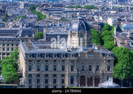 Paris, Blick auf die typischen Dächer der französischen Hauptstadt, mit der Bourse du Commerce auf der Ile de la Cite Stockfoto