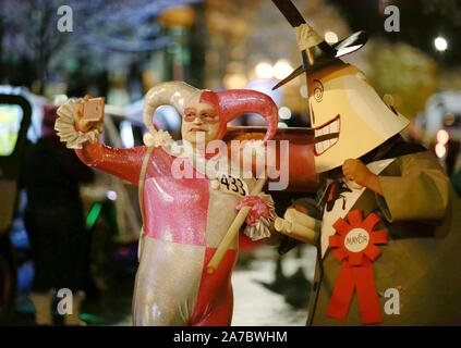 Chicago, USA. 31 Okt, 2019. Die Teilnehmer haben selfies während der jährlichen Halloween Parade in Chicago, USA, am Okt. 31, 2019. Credit: Wang Ping/Xinhua/Alamy leben Nachrichten Stockfoto