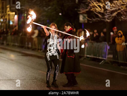 Chicago, USA. 31 Okt, 2019. Die Menschen gekleidet in Halloween Kostüme der jährlichen Halloween Parade in Chicago teilnehmen, die Vereinigten Staaten, am Okt. 31, 2019. Credit: Wang Ping/Xinhua/Alamy leben Nachrichten Stockfoto