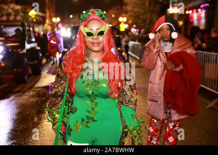 Chicago, USA. 31 Okt, 2019. Die Menschen gekleidet in Halloween Kostüme der jährlichen Halloween Parade in Chicago teilnehmen, die Vereinigten Staaten, am Okt. 31, 2019. Credit: Wang Ping/Xinhua/Alamy leben Nachrichten Stockfoto