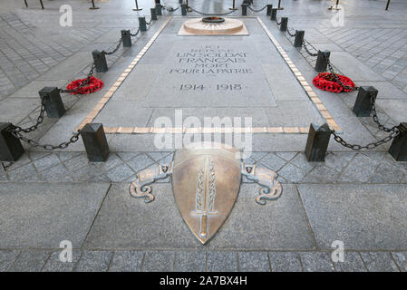 Grab zu Ehren der Soldaten, die ihr Leben hingegeben haben für den Französischen rupublic. Unter dem Triumphbogen in Paris. Stockfoto