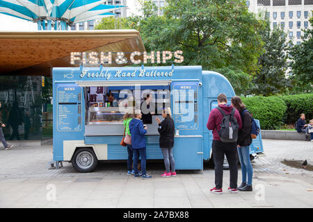 Fisch und Chips Van auf der Londoner South Bank Damm, Großbritannien Stockfoto