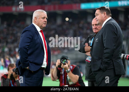 Wales Trainer Warren Gatland (links) und Neuseeland Head Coach Steve Hansen vor der Rugby World Cup 2019 Bronze Finale in Tokyo im Stadion. Stockfoto