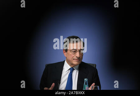 (191101)-BEIJING, November 1, 2019 (Xinhua) - der Präsident der Europäischen Zentralbank (EZB) Mario Draghi spricht auf einer Pressekonferenz in der EZB-Zentrale in Frankfurt, Deutschland, Okt. 24, 2019. (Xinhua / Lu Yang) Stockfoto