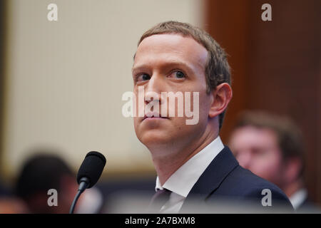 (191101)-BEIJING, November 1, 2019 (Xinhua) - Facebook CEO Mark Zuckerberg bezeugt vor der US-House Financial Services Committee während einer Untersuchung von Facebook und seine Auswirkungen auf die Finanzdienstleistungen und Wohnungsbau Anhörung auf dem Capitol Hill in Washington D.C., USA, am Okt. 23, 2019. (Xinhua / Liu Jie) Stockfoto