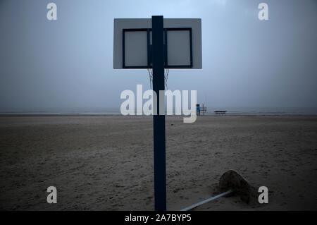 Basketball Backboard am Strand von Pärnu. Stockfoto