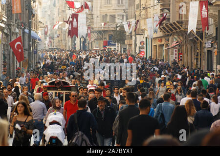 Leute zu Fuß durch die Istiklal Avenue, die zu den berühmtesten und belebten Straße von Istanbul. Stockfoto