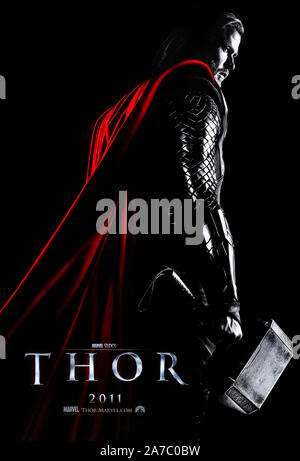 Thor (2011) von Kenneth Branagh Regie und Hauptdarsteller Chris Hemsworth, Natalie Portman, Tom Hiddleston und Anthony Hopkins. Thor ist auf Midgard, wo er sich verliebt und kehrt nach Asgard es von Loki zu speichern verbannt. Stockfoto