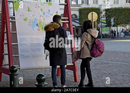 Besucher auf einer riesigen Karte des Europäischen Parlaments in Luxemburg, Brüssel, Belgien Stockfoto