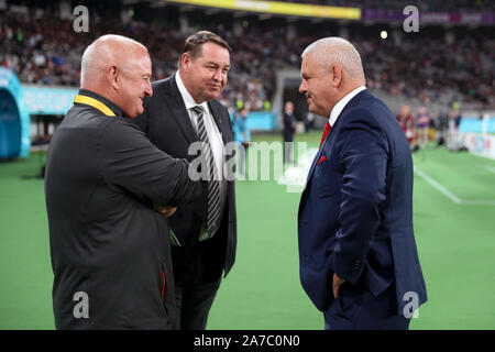 Wales Team Manager Alan Phillips (links) Neuseeland Head Coach Steve Hansen (Mitte) und Wales Trainer Warren Gatland während der Rugby World Cup 2019 Bronze Finale in Tokyo im Stadion. Stockfoto