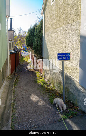 Eine enge Gasse in Strängnäs, Stockfoto