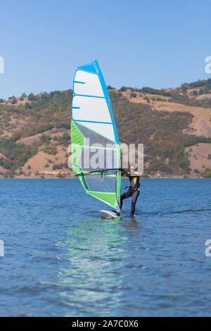 Freizeit Wassersport. Windsurfen. Windsurfer den Wind Surfen auf den Wellen im Meer, auf das Meer. Extreme Sport Aktion. Freizeit sportliche Aktivität. Heilen Stockfoto
