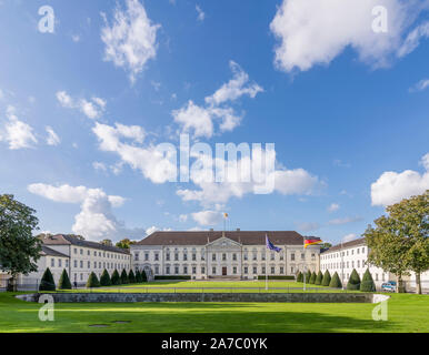 Schöne Aussicht auf das Schloss Bellevue in Berlin, Deutschland, gegen ein Dramatischer Himmel Stockfoto