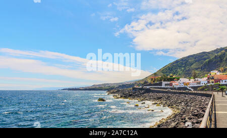 An der Küste Blick auf Garachico, ein kleines Dorf im Norden von Teneriffa, Kanarische Inseln, Spanien. Stockfoto