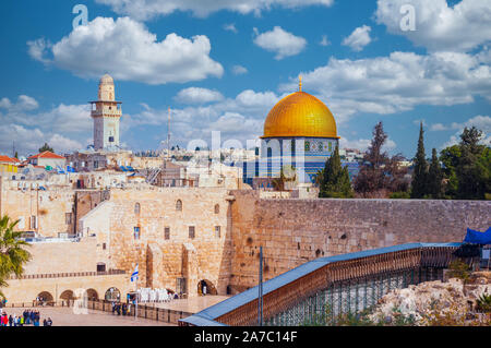 Die westliche Wand durch den Felsendom in Jerusalem dominiert Stockfoto