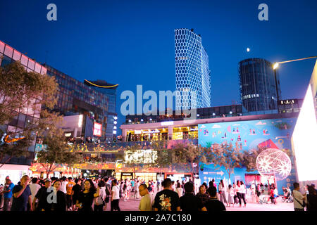 Sanlitun Peking 2019 hübsche Asiatin Portrait mit LED-Leuchten Stockfoto