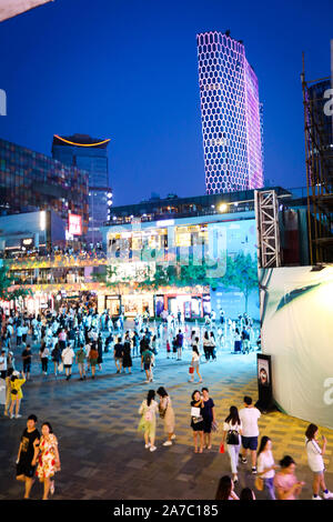 Sanlitun Peking 2019 hübsche Asiatin Portrait mit LED-Leuchten Stockfoto