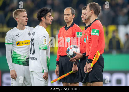 Dortmund, Deutschland. 30 Okt, 2019. Oscar WENDT (links, MG) und Lars STINDL (2. von links, MG) diskutieren nach dem Ende des Spiels mit dem refereen, Diskussion, frustratedriert, frustriert, hastated, enttäuscht, enttäuscht, Enttäuschung, Enttäuschung, traurig, halb Bild, halb Abbildung, Fußball, DFB-Pokal, 2. Runde, Borussia Dortmund (DO) - Borussia Mönchengladbach (MG) 2:1, am 30.10.2019 in Dortmund/Deutschland. | Verwendung der weltweiten Kredit: dpa/Alamy leben Nachrichten Stockfoto