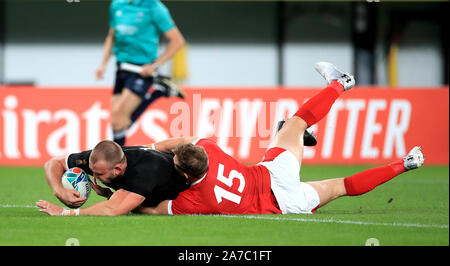 Neuseelands Joe Moody (links) Versuchen Sie zuerst, die Partituren seiner Seite während der Rugby World Cup 2019 Bronze Finale in Tokyo im Stadion. Stockfoto