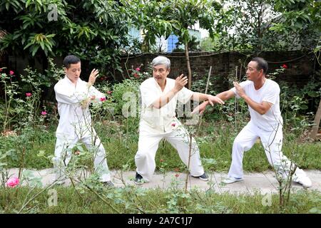 (191101) - Hanoi, November 1, 2019 (Xinhua) - die Vietnamesische Wing Chun Master Tran Viet Trung (C) lehrt seine Schüler über Wing Chun Fähigkeiten in Hanoi, Hauptstadt von Vietnam, Aug 25., 2019. Saß in einem der gemütlichen Zimmer voller Bücher, Kräutermedizin und Erkältungsmittel am ruhigen Stadtrand der vietnamesischen Hauptstadt Hanoi ist ein grauhaariger Geschäftsmann, eine neue Schule des Wing Chun geschaffen hat, geheilt Patienten auf chinesische Kampfkunst und Medizin beruht, und schriftlichen meistverkauften Bücher über die beiden Sphären. Um mit der Funktion: Vietnamesische Kung Fu, traditionelle Medizin Master heilt, stärkt die Herzen der Menschen (Xinhua/Wa Stockfoto