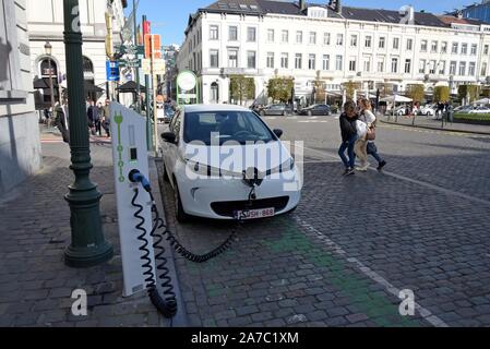 Renault Zoe Elektroauto der Zencar car sharing Regelung auf in der Place de Luxemburg gegenüber dem Europäischen Parlament in Brüssel Stockfoto