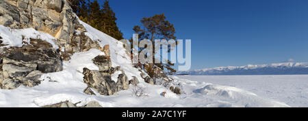 Panoramablick auf Ushkany Inseln und Baikal See in Russland Stockfoto