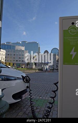 Elektrische Renault Zoe mit Zencar Auto teilen Regelung auf in der Place de Luxemburg, Brüssel mit Europäischen Parlaments Gebäude im Hintergrund Stockfoto